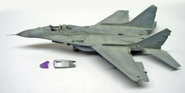 Maquette de Mig 29 Fulcrum gris assemblée, cockpit ouvert, verrière teintée posée à côté