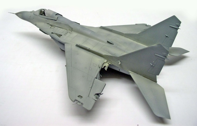 Maquette du Mig 29 Fulcrum en apprêt gris vue de dessus avant peinture