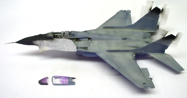 Maquette du Mig 29 Fulcrum en cours de peinture, cockpit masqué et verrière posée à côté