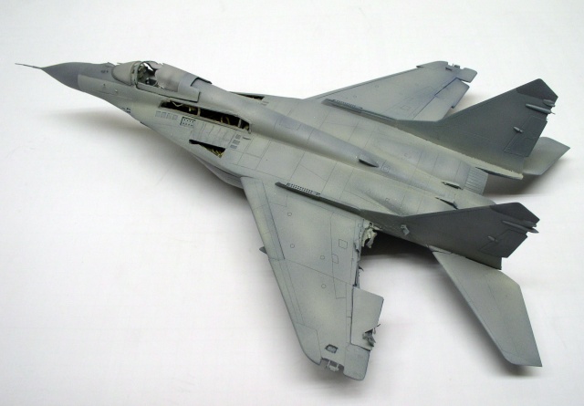 Maquette du Mig 29 Fulcrum gris vue de dessus, cockpit et dérives visibles