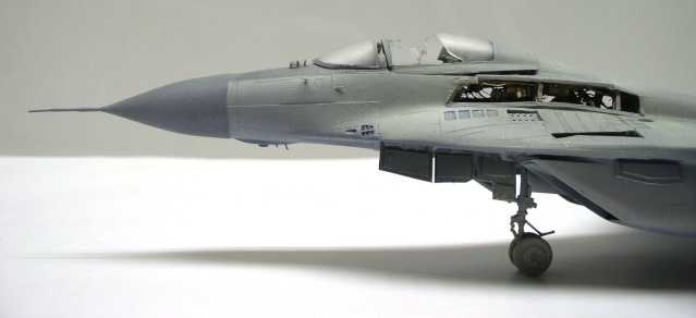 Avant de la maquette du Mig 29 Fulcrum montrant nez pointu, cockpit ouvert et train avant