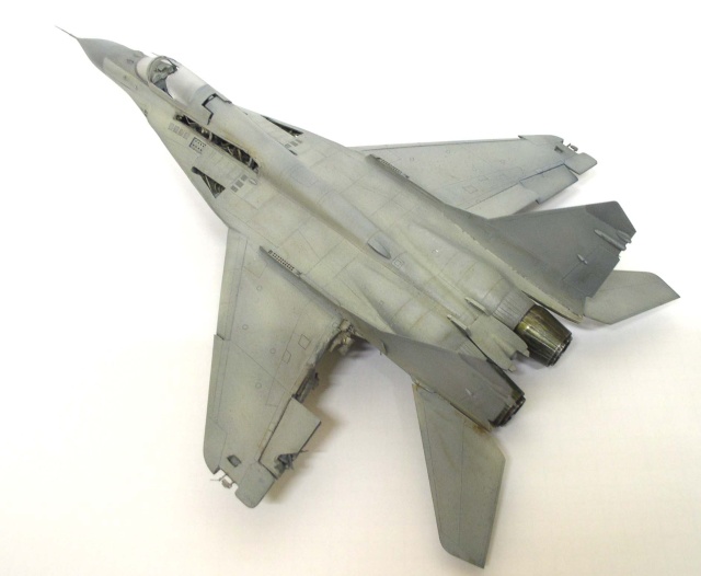 Maquette du Mig 29 Fulcrum gris vue de dessus montrant le fuselage et les ailes