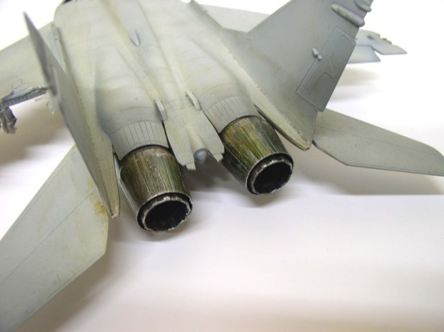 Vue arrière de la maquette du Mig 29 montrant les deux tuyères de réacteur patinées