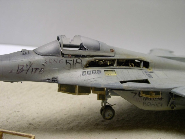Maquette de Mig 29 Fulcrum en construction montrant le cockpit et pièces photodécoupées