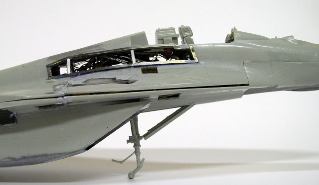 Fuselage avant de la maquette du Mig 29 montrant le cockpit ouvert et le train avant