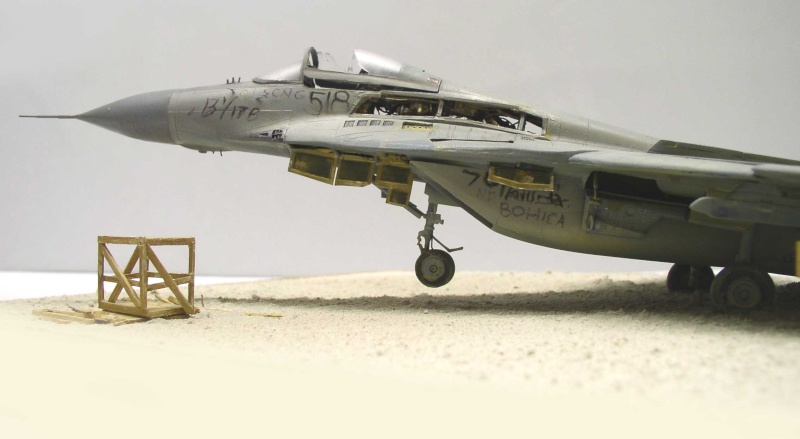 Maquette de Mig 29 Fulcrum gris sur diorama de piste avec caisse en bois