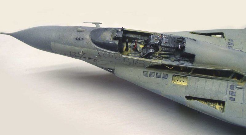 Maquette de Mig 29 Fulcrum montrant le cockpit détaillé et l'avant du fuselage gris