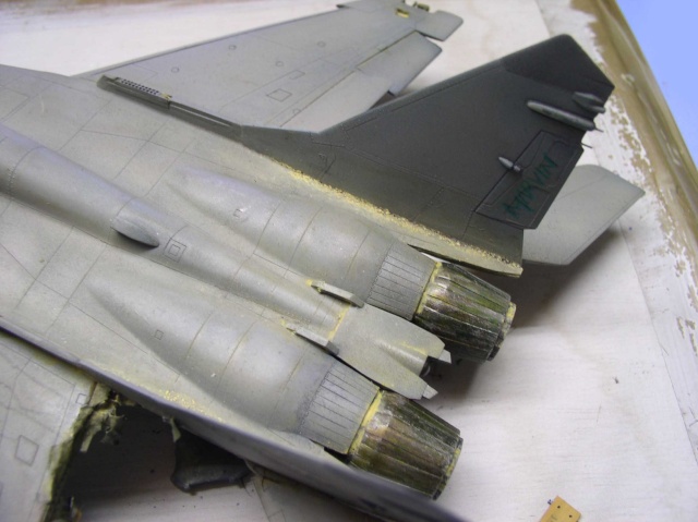 Maquette de Mig 29 Fulcrum gris vue arrière montrant les tuyères et dérives
