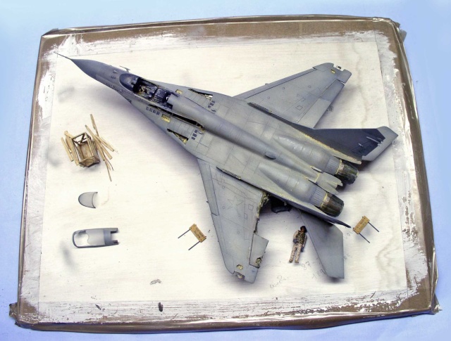 Maquette du Mig 29 Fulcrum vue de dessus avec verrière ouverte et figurine de pilote