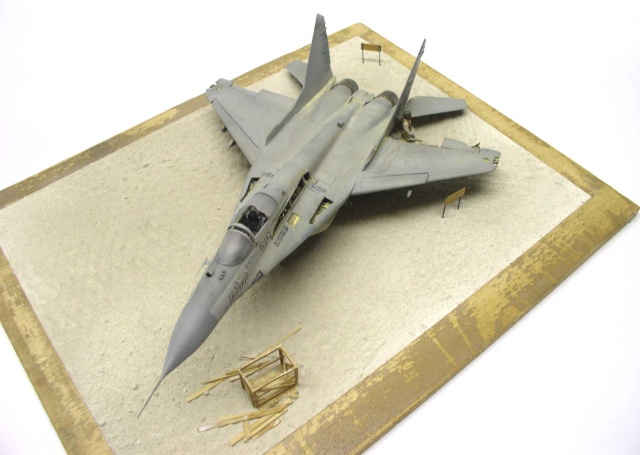 Maquette du Mig 29 Fulcrum gris sur socle diorama avec piste et brindilles