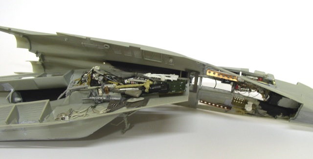 Fuselage ouvert de la maquette du Mig 29 montrant le détaillage intérieur du puits de train