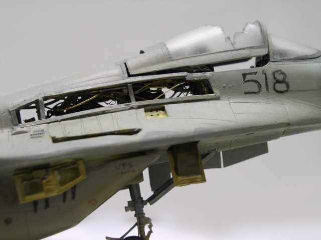 Détail de la maquette du Mig 29 numéro 518 avec baies techniques ouvertes et câblage apparent