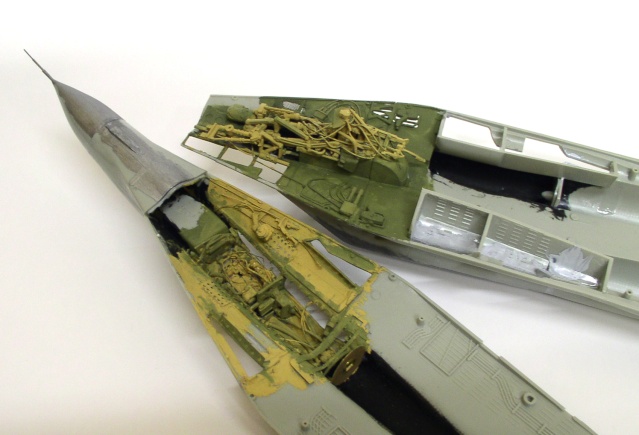 Demi-fuselages de la maquette du Mig 29 avec aménagements intérieurs détaillés en jaune et vert