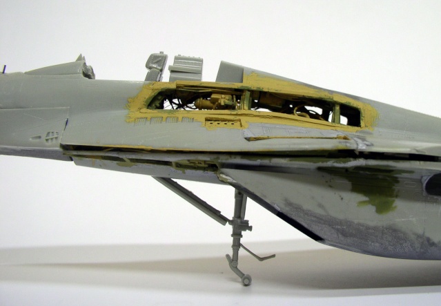 Fuselage de maquette du Mig 29 avec cockpit ouvert et train d'atterrissage avant en cours de montage