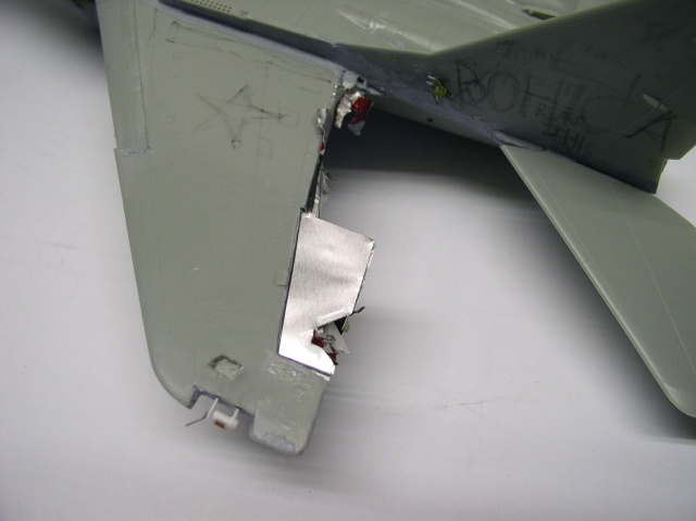 Réparation au papier aluminium d'un empennage de maquette du Mig 29 Fulcrum