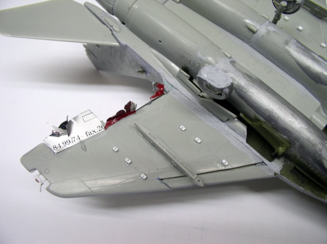 Maquette du Mig 29 Fulcrum en cours de montage, détail de l'aile et du fuselage gris