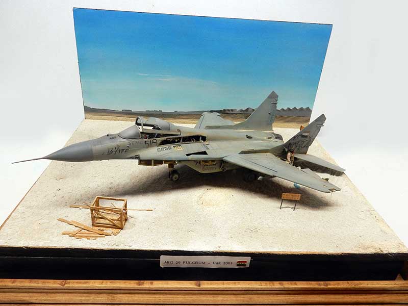 Diorama du Mig 29 Fulcrum abandonné sur sable irakien, caisse brisée, fond peint désertique