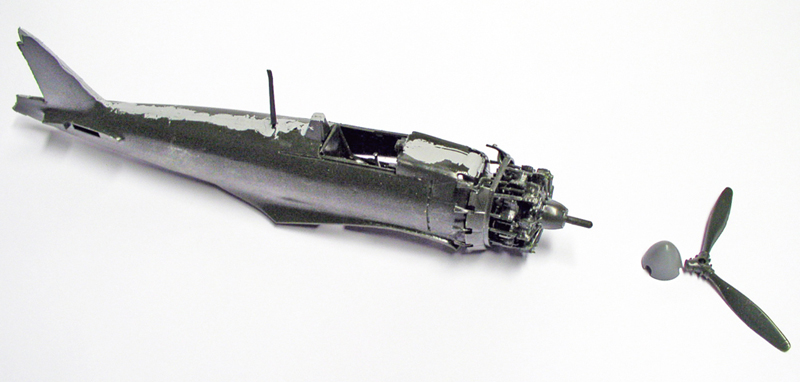 Fuselage peint de la maquette du Mitsubishi A6M5 avec hélice détachée posée à côté
