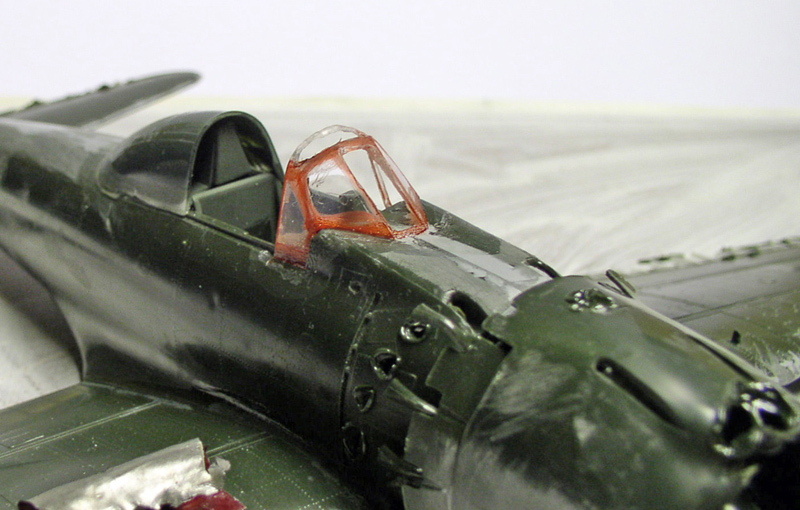 Maquette du Mitsubishi A6M5 Zero vert avec verrière peinte en orange avant masquage