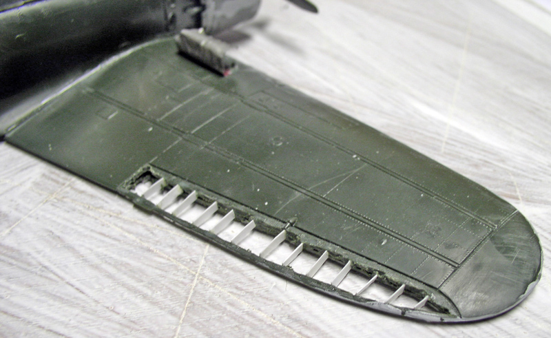 Aile verte de la maquette Mitsubishi A6M5 avec volet ajouré et lignes de structure gravées