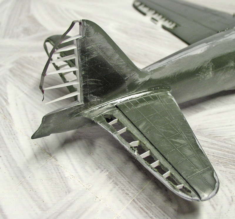 Maquette du Mitsubishi A6M5 vue de dessous montrant la dérive et l'empennage en construction