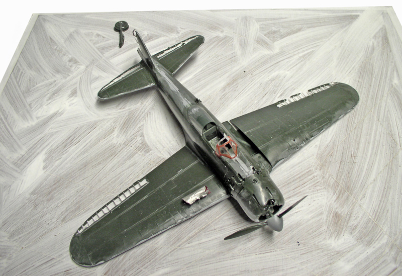 Maquette du Mitsubishi A6M5 Zero vert vue de dessus sur socle gris