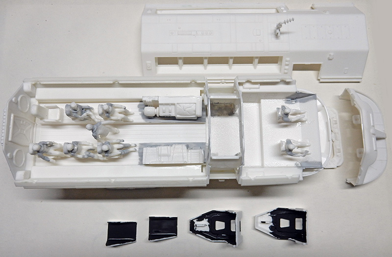 Pièces blanches non peintes de la maquette Moonbus avec intérieur, figurines d'équipage et vitres masquées