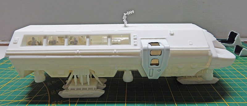 Maquette du Moonbus blanc assemblé vue de côté sur tapis de découpe vert
