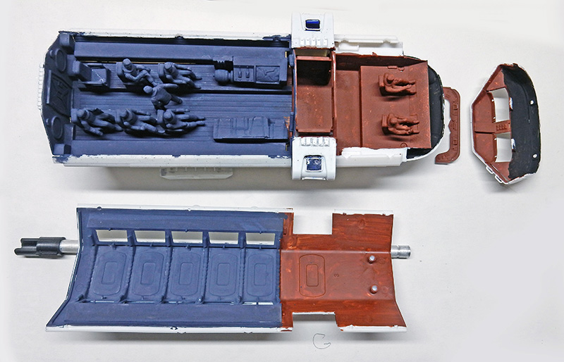 Pièces de maquette du Moonbus peintes en bleu et brun avec figurines d'équipage à l'intérieur