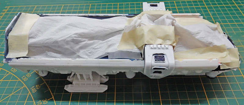 Maquette du Moonbus avec carrosserie masquée au ruban et papier avant peinture