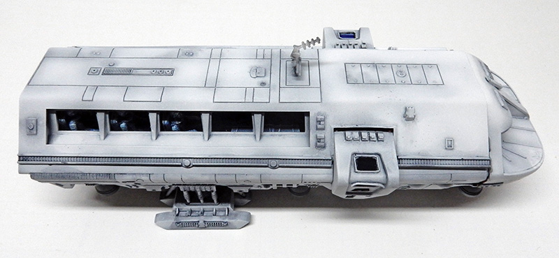 Maquette du Moonbus peinte en gris vue de profil avec hublots latéraux et passerelle d'accès