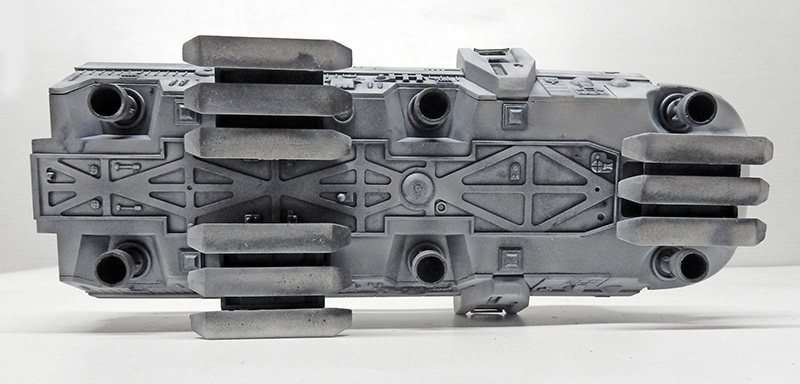 Vue de dessous de la maquette du Moonbus montrant les tuyères et structures détaillées peintes en gris