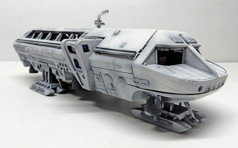 Maquette du Moonbus gris vue de trois quarts avant posée sur ses patins