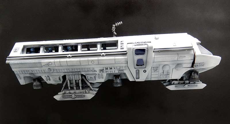 Maquette du Moonbus blanc vue de profil sur fond noir avec antenne