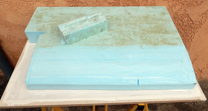 Plaques de mousse polystyrène bleue empilées sur planche en bois pour fabriquer la maquette du Moonbus