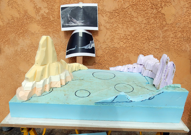 Diorama lunaire en mousse en cours de construction avec montagnes sculptées et photos de référence