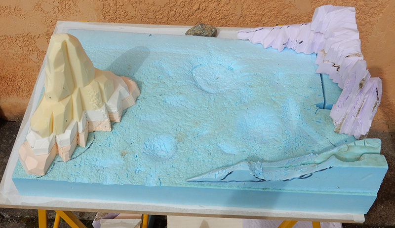 Diorama lunaire en mousse bleue avec reliefs sculptés et cratères pour le Moonbus