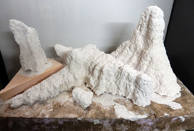 Maquette de décor lunaire en plâtre blanc formant un relief rocheux accidenté