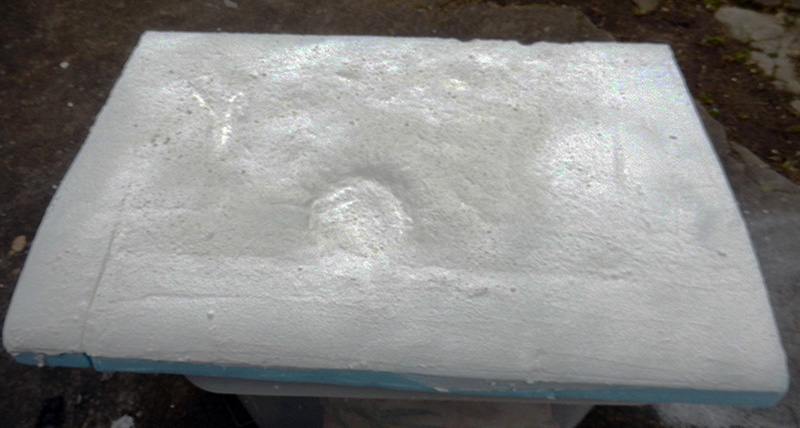 Bloc de polystyrène blanc sculpté formant le socle du diorama lunaire Moonbus