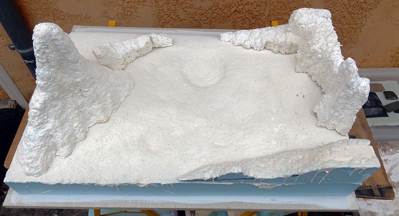 Diorama lunaire en polystyrène blanc avec reliefs rocheux et cratère, base du Moonbus