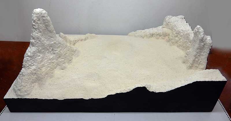 Diorama de surface lunaire blanche avec reliefs rocheux, socle peint en noir