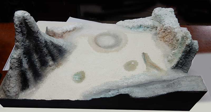 Diorama de surface lunaire avec cratères et reliefs rocheux pour la maquette Moonbus