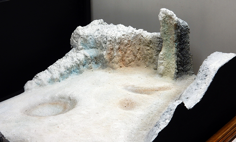 Diorama de surface lunaire avec cratères et falaise rocheuse pour la maquette Moonbus