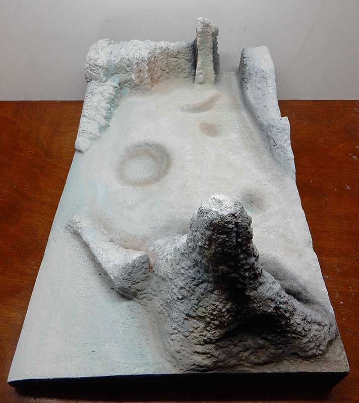 Diorama de surface lunaire avec cratères et reliefs rocheux, socle peint en gris