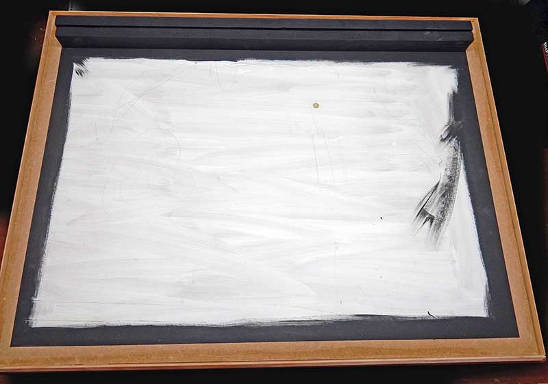 Plateau de diorama Moonbus encadré de bois, fond peint en blanc sur support noir