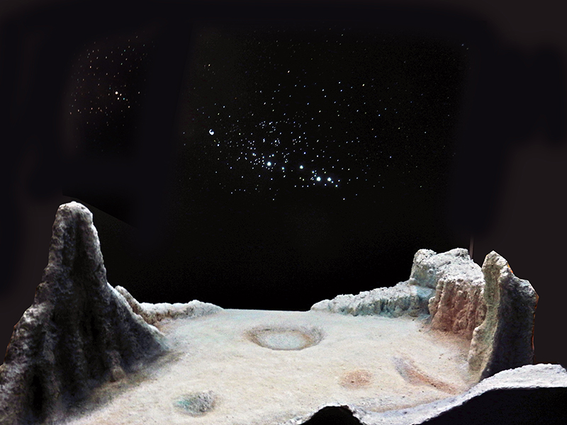 Diorama de surface lunaire avec cratères et reliefs rocheux sous un ciel étoilé noir
