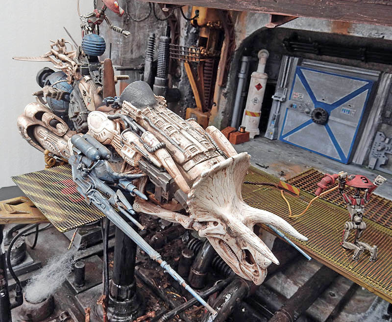 Maquette de motovolante au crâne sculpté dans un atelier mécanique détaillé avec figurines