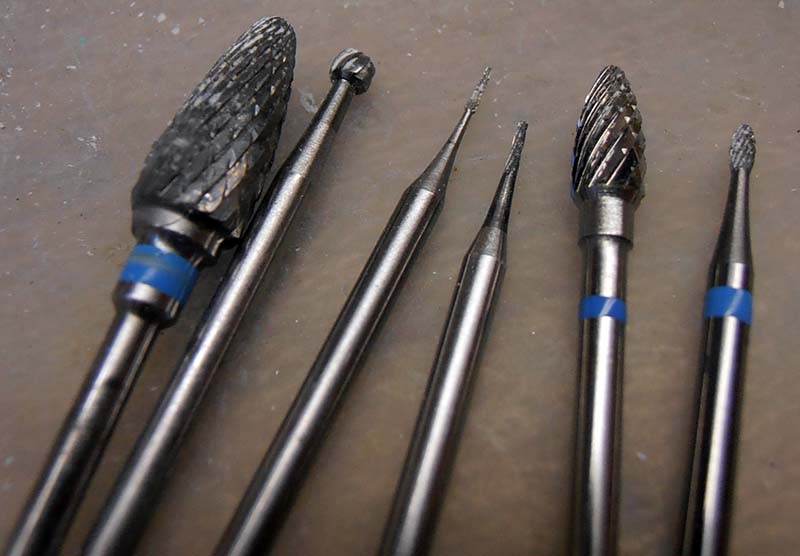 Différentes fraises de gravure et de ponçage utilisées pour travailler le crâne en cire