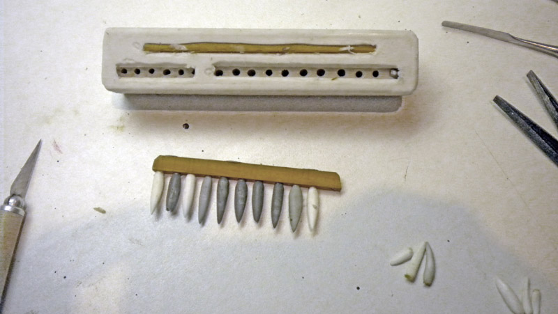 Moule en silicone et pièces fines moulées rattachées à leur grappe de coulée