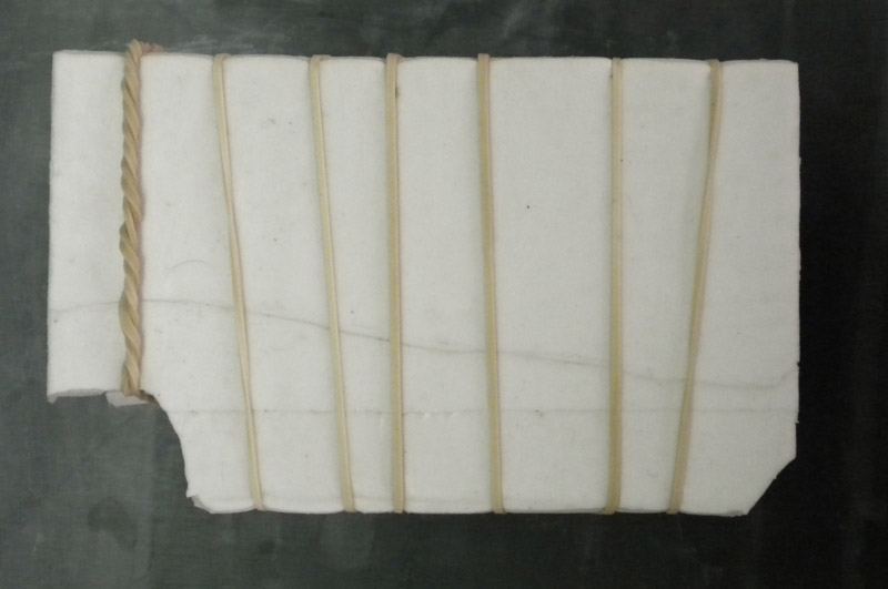 Bloc de moule en élastomère de silicone blanc maintenu par des élastiques